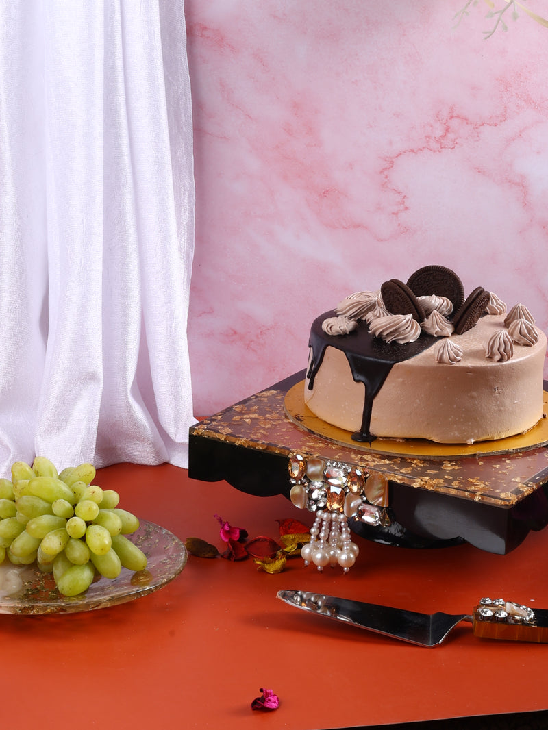 Black Square Resin Cake Stand With Spatula